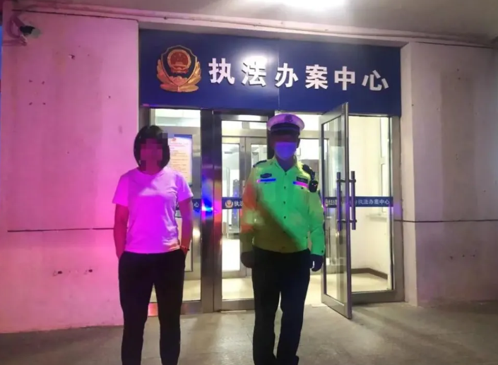 新的酒精測試儀逃避方法？酒駕還想“金蟬脫殼”？被交警識破太尷尬