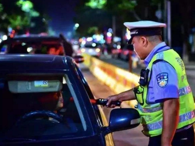 喝酒吹氣沒有吹到酒？原來是這么做的，可是還是逃不過交警