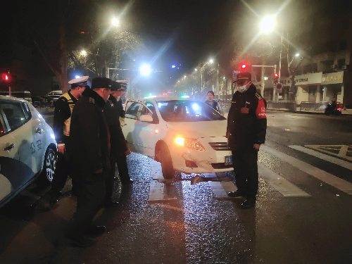 男子酒后騎車(chē)闖紅燈撞上轎車(chē)為逃避賠償竟然躺地不起