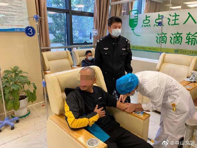 四川籍司機路口睡著了，廣東中山交警酒精檢測為醉駕