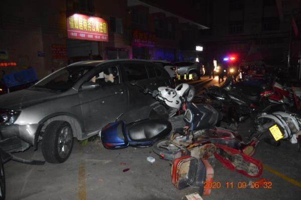 連撞15輛車！廣東中山一男子借車后醉駕，事發(fā)廣場一片狼藉