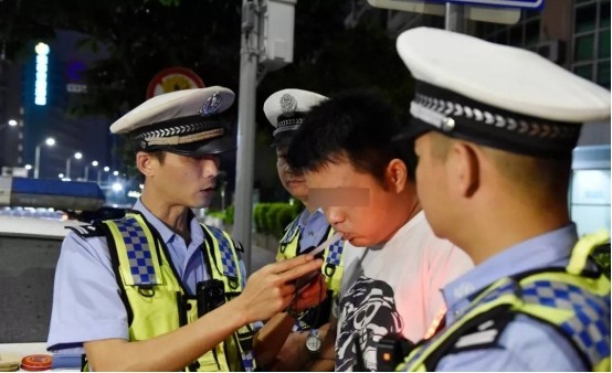 史上最短命的駕照！小伙喝酒慶?？歼^駕照，隔天凌晨就因酒駕被抓